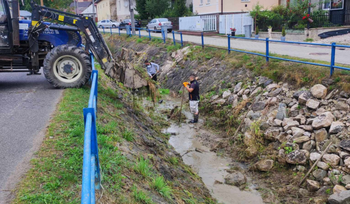 Čistenie koryta potokov v obci